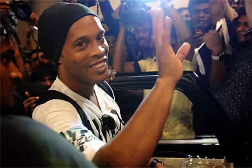 Football legend Ronaldinho greeting packed crowds of Indian fans in Chennai at the Gammen Brazil Legend India Tour